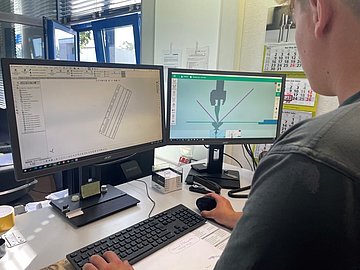 Mitarbeiter sitzt vor dem PC und konstruiert
